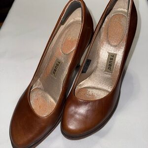 TSUBO Women's Magda Platform Pump
Chestnut Brown